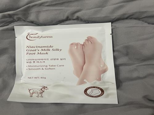 Moisturizing mask with milk and rice for feet