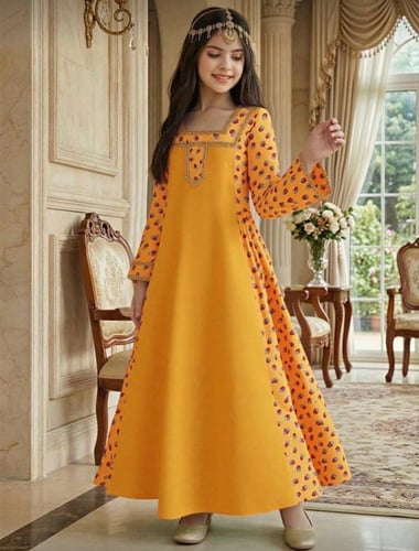Girls in middle age wearing a square-necked thobe