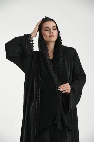 العباية السوداء بتفاصيل الأكمام