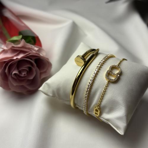 تنسيق ثلاث اساور ذهبي