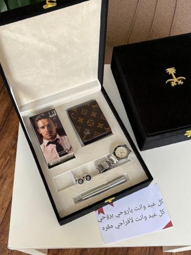 هدايا رجالية ماركة مرتبة داخل بوكس