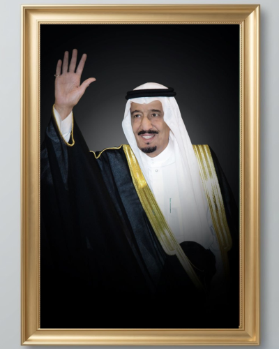 صورة الملك سلمان مطبوعة على كانفاس مع برواز بأحجام...