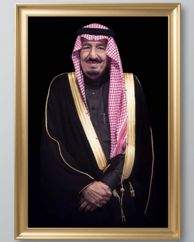 صورة الملك سلمان مطبوعة على كانفاس مع برواز بأحجام...