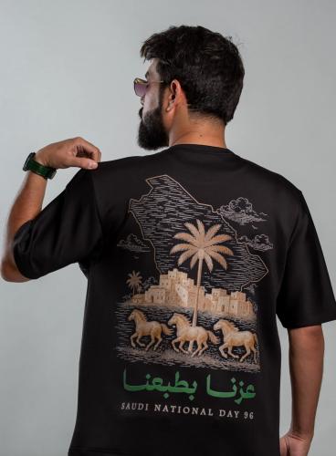 تيشرت اليوم الوطني 96 (إصدار "عزنا بطبعنا" - الخيل والتراث)