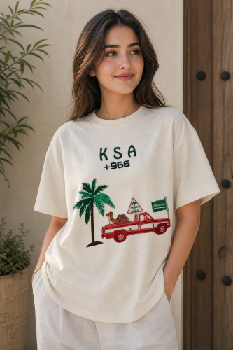 تيشيرت اليوم الوطني (KSA +966 والسيارة الكلاسيكية) | LAXEN
