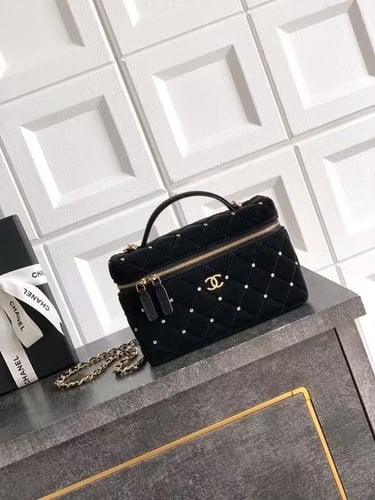 Vanity with chain - Velvet, diamanté |شنطة شانيل ف...