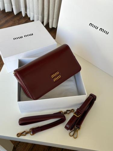 شنطة Miu Miu كروس - عنابي