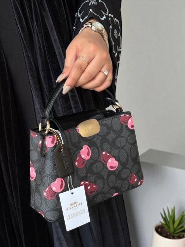 شنطة كوتش كروس بودي بطبعة الكرز