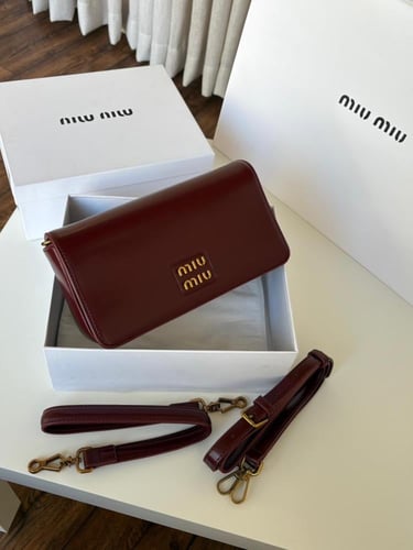 شنطة Miu Miu كروس - عنابي