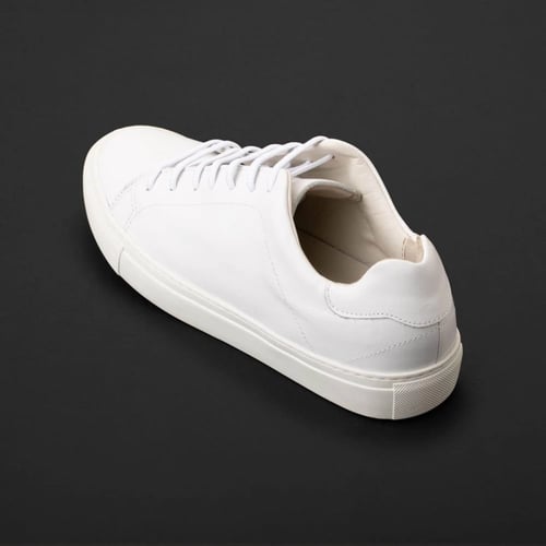 حذاء سنيكرز نقوة جلد ابيض