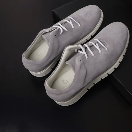 حذاء سنيكرز نقوة مخمل رصاصي