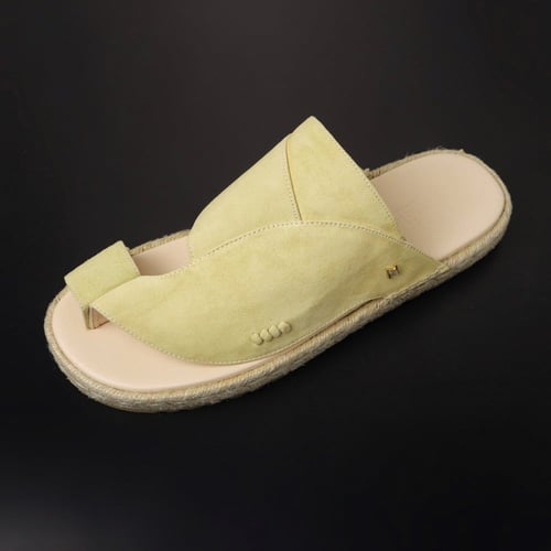 حذاء نقوة ذهبي مخملي