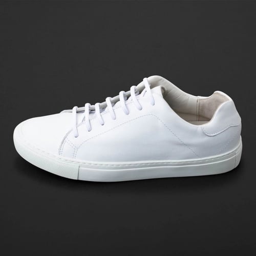 حذاء سنيكرز نقوة جلد ابيض