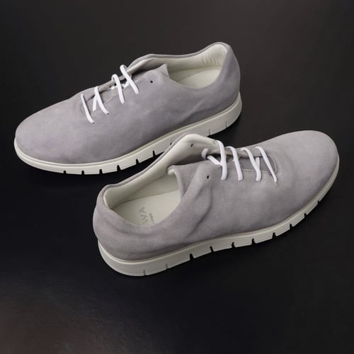 حذاء سنيكرز نقوة مخمل رصاصي