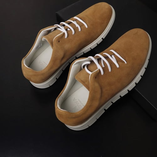 حذاء سنيكرز نقوة مخمل بني