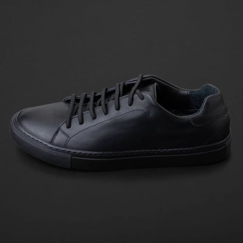 حذاء سنيكرز نقوة جلد اسود