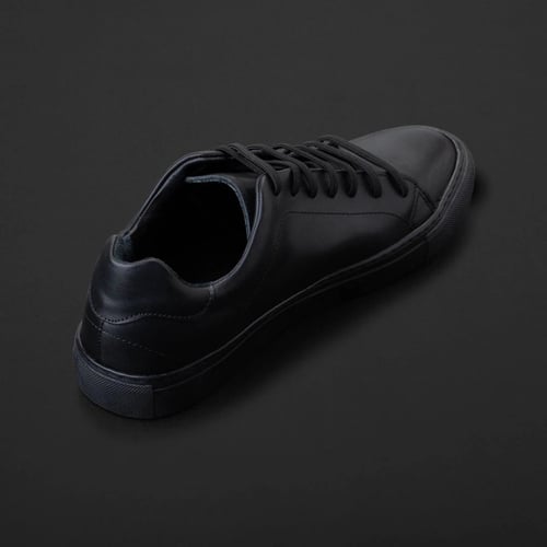 حذاء سنيكرز نقوة جلد اسود