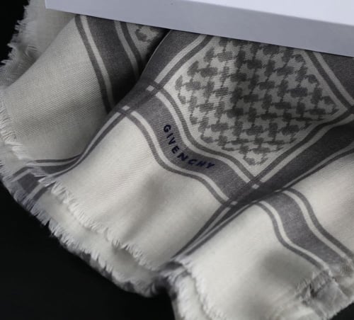 شال جيفنشي رصاصي وبيج