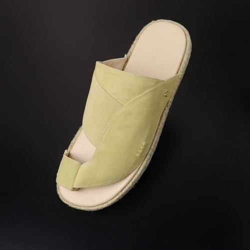 حذاء نقوة ذهبي مخملي