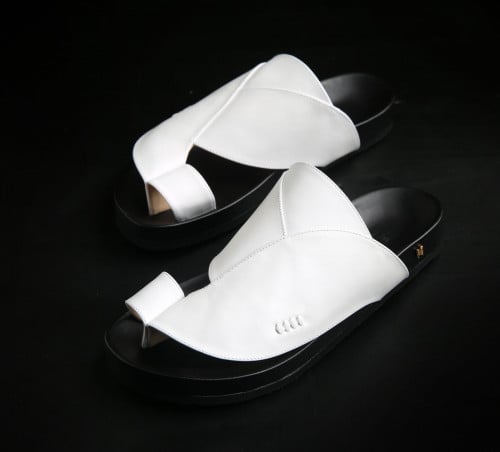 حذاء نقوة غرناطة أبيض وأسود