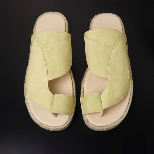 حذاء نقوة ذهبي مخملي