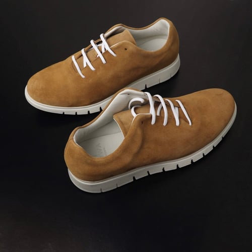 حذاء سنيكرز نقوة مخمل بني