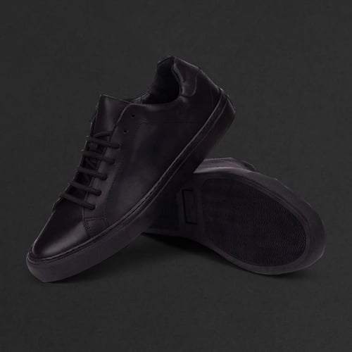 حذاء سنيكرز نقوة جلد اسود