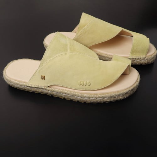 حذاء نقوة ذهبي مخملي