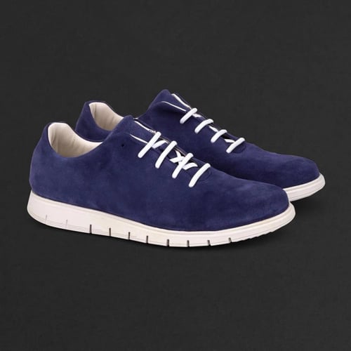 حذاء سنيكرز نقوة مخمل كحلي