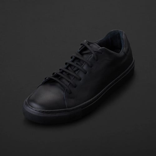 حذاء سنيكرز نقوة جلد اسود