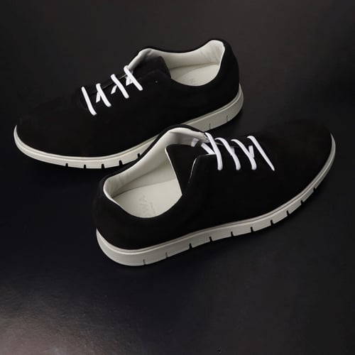 حذاء سنيكرز نقوة اسود مخمل