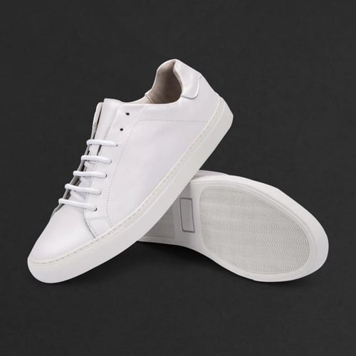 حذاء سنيكرز نقوة جلد ابيض