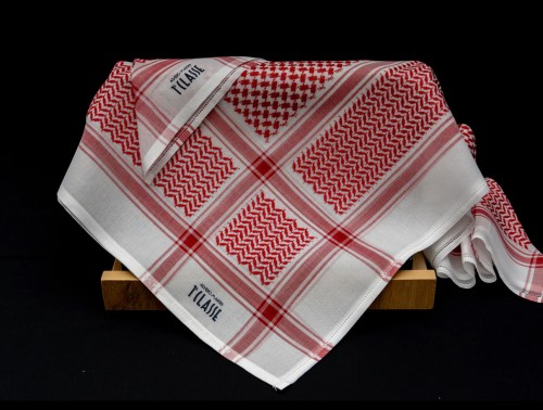 شماغ Alviero Martini أحمر الفاخر