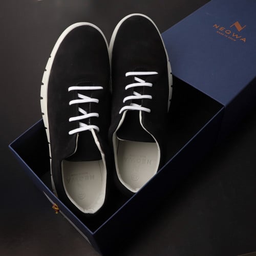 حذاء سنيكرز نقوة اسود مخمل