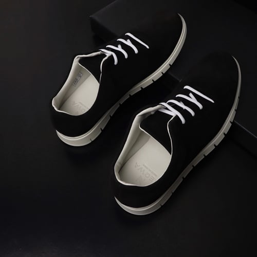 حذاء سنيكرز نقوة اسود مخمل