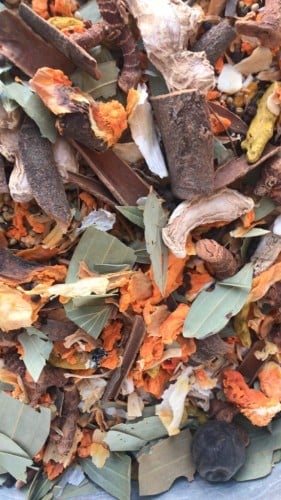 بهارات حساويه (غير مطحونه)كيلو (كامل)