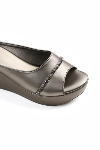 حذاء كعب ميول طبي انيق بمقدمة جلدية يتوسطها قطعة س...