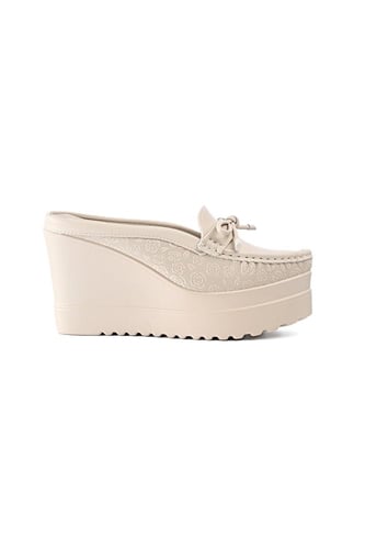 حذاء كعب عالي طبي سابو مفتوح من الخلف يتوسطه شريطة...