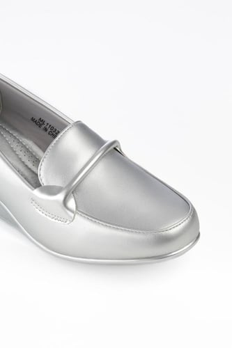 حذاء كعب متوسط طبي مغلق يتوسطه شريط جلدي رفيع بحوا...