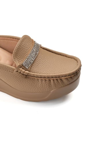 حذاء كعب عالي طبي انيق مفتوح من الخلف يتوسطه شريط...