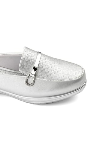 حذاء كعب متوسط طبي انيق ومريح يتوسطه شريط جلدي رفي...