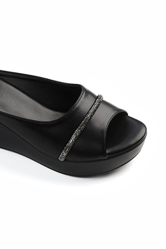 حذاء كعب ميول طبي انيق بمقدمة جلدية يتوسطها قطعة س...