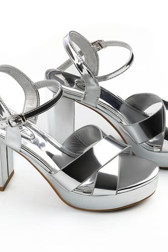 حذاء كلاسيكي سهرة مفتوح يشكل X مصنوع من طبقة جلدية...