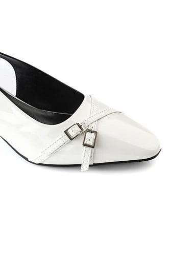 حذاء كلاسيكي بمقدمة مدببة مزين بأحزمة جلدية و كعب...