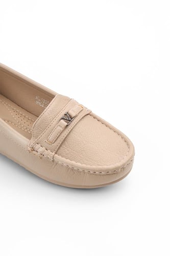 حذاء فلات طبي كاجوال مغلق يزينه حزام جلدي مزود بست...