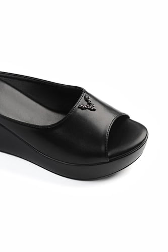 حذاء كعب ميول طبي انيق بمقدمة جلدية بتوسطها قطعة م...