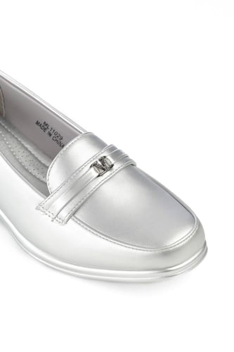 حذاء كعب متوسط طبي مغلق بشريط عريض يتوسطه شريط جلد...