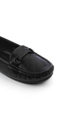 حذاء فلات طبي كاجوال مغلق يتوسطه حزام جلدي مثبت بق...