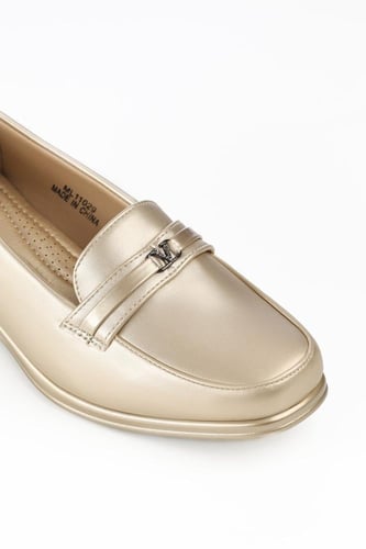 حذاء كعب متوسط طبي مغلق بشريط عريض يتوسطه شريط جلد...