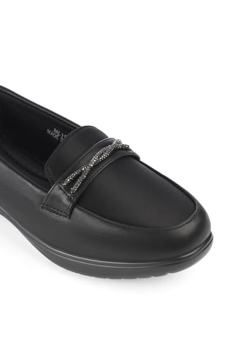 حذاء كعب متوسط طبي مغلق يتوسطه شريط جلدي بستراس